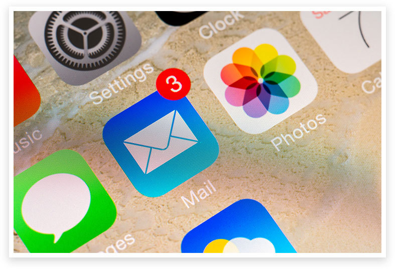 iOS screenshot focused on the Mail app icon, with 3 unread messages